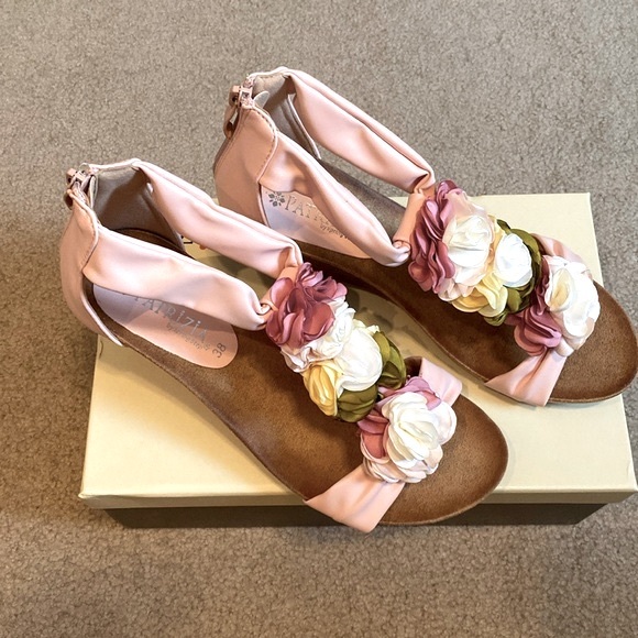 Feminine flirty wedge sandals—perfect for summer! - Picture 9 of 12